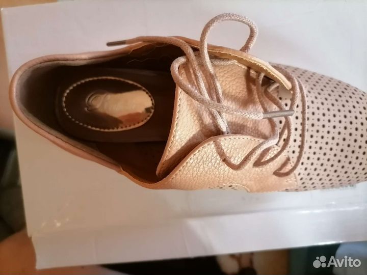 Продам новые кроссовки