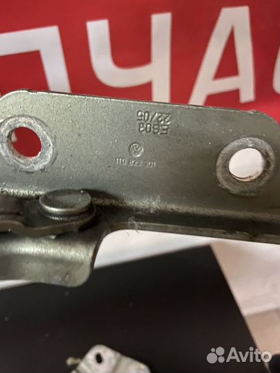 Volkswagen Caddy Touran 2006г петля капота левая