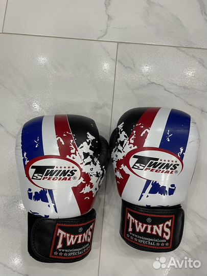 Боксерские перчатки twins 10oz