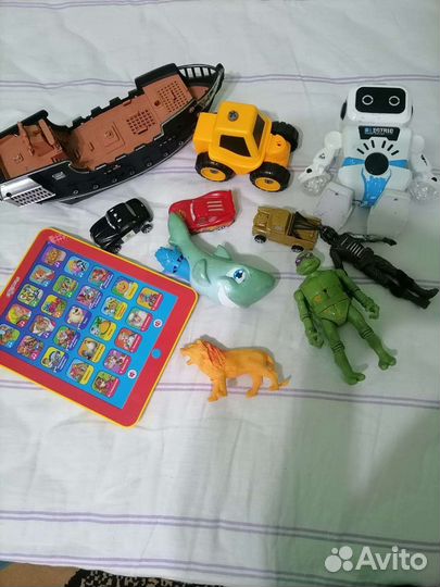 Пакетом игрушки