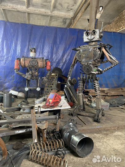 Робот из метллолома