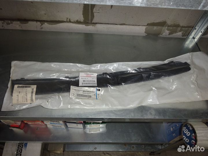 Молдинг переднего бампера левый Mitsubishi Colt