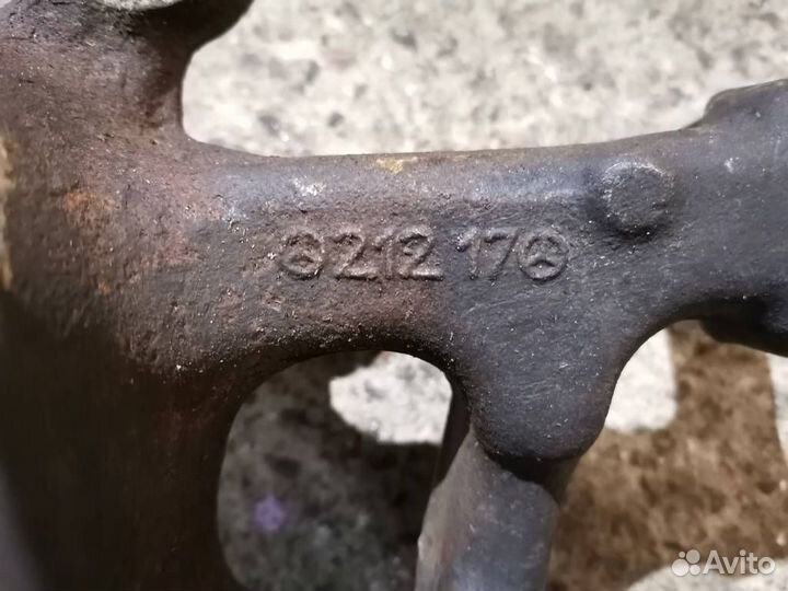 Кулак передний левый Mercedes E W212