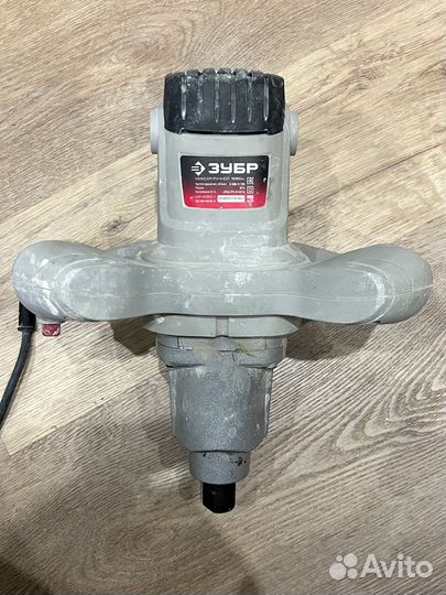 Миксер строительный зубр 1050