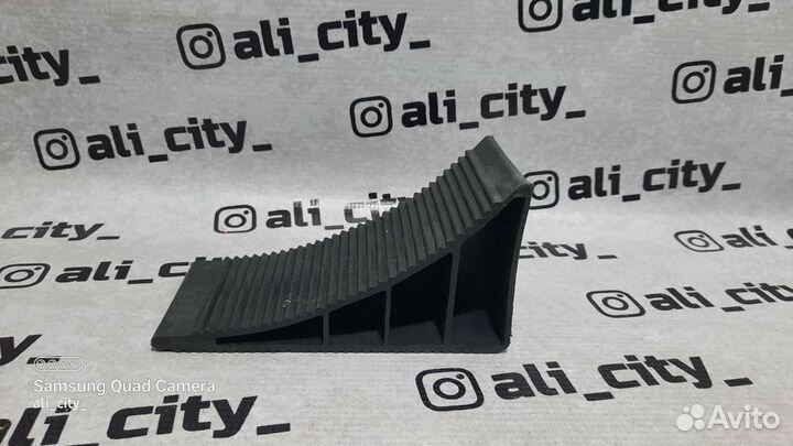 Каблук под колесо маленький автомобильный