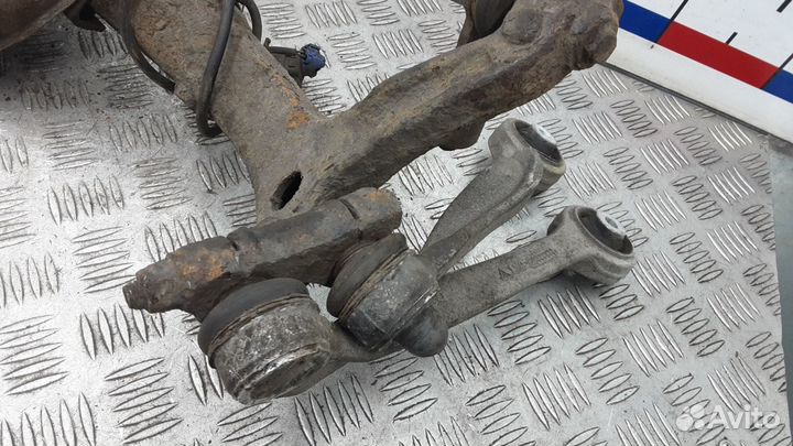 Ступица передняя правая на Volkswagen Passat B5