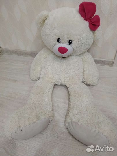 Большой плюшевый медведь