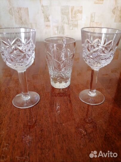 Хрустальные рюмки на ножке