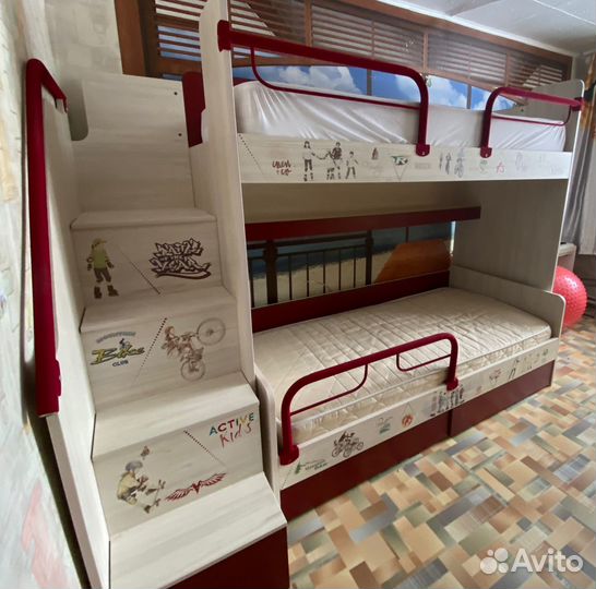 Двухярусная кровать с матрасами