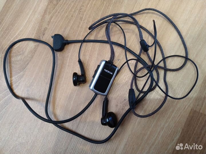Зарядка,гарнитура и коробка от телефона Nokia 6131