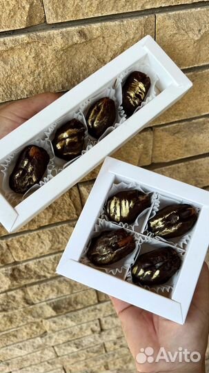 Финики с сыром горгондзола в шоколаде