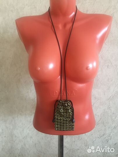 Нарядный чехол для телефона на шнурке