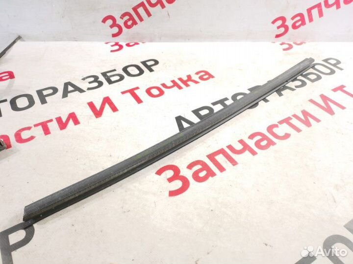 Молдинг стекла задний правый Audi A4