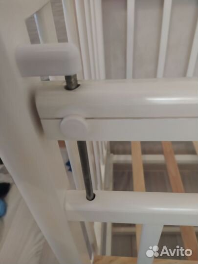 Детская кроватка с маятником белая