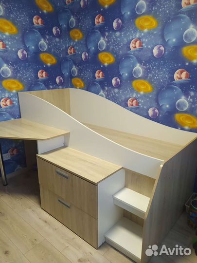 Детский уголок с кроватью и столом