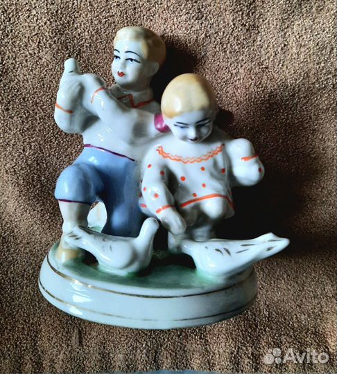 Статуэтка Дети кормят голубей