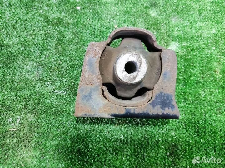 Опора (подушка) двигателя передняя Toyota Auris E