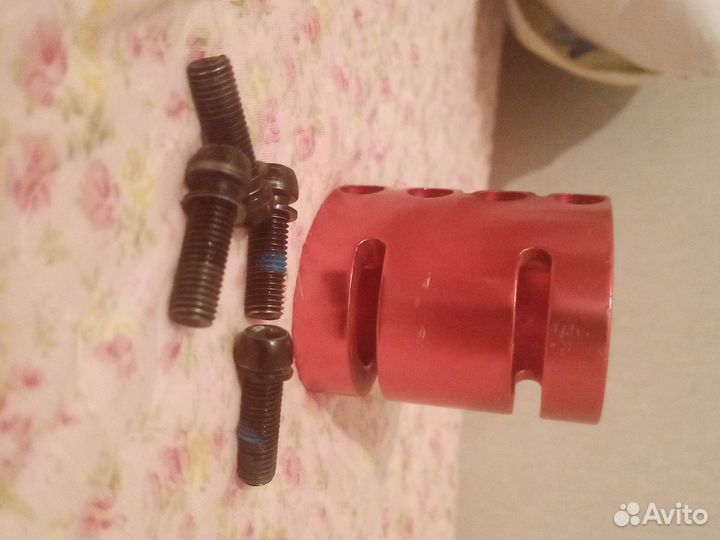 Зажим на трюковой самокат