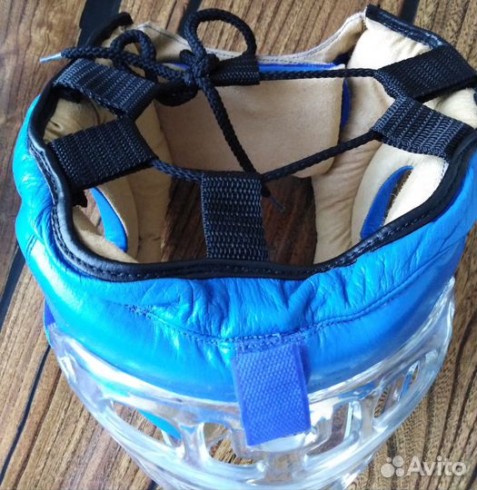 Шлем и перчатки для рукопашного боя