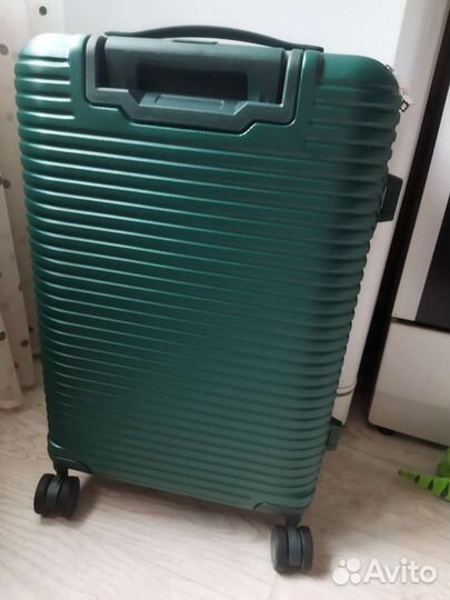 Чемодан с вещами бу