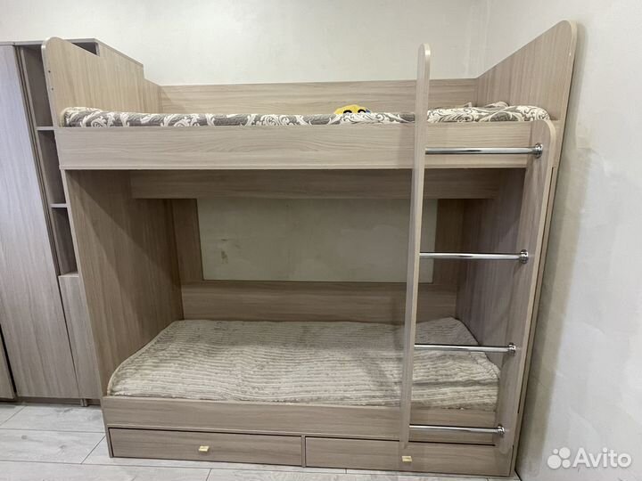 Кровать двухьярусная