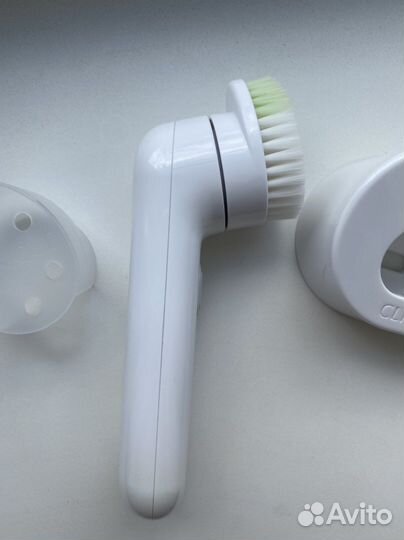 Очищающая ультразвуковая щетка для лица clinique