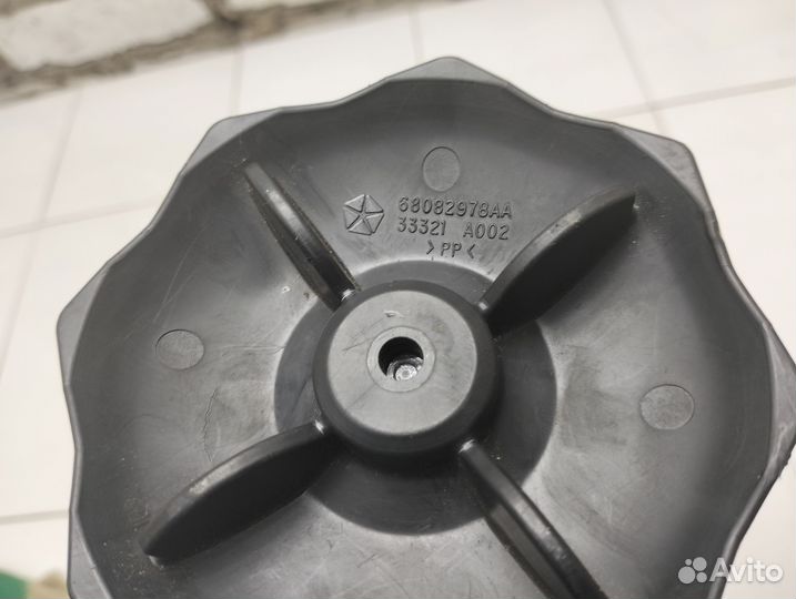 Болт крепления запасного колеса Grand Cherokee WK2