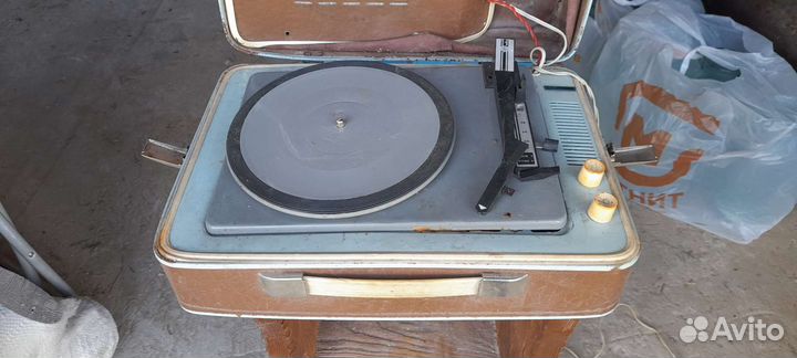 Проигрыватель винила юность 301