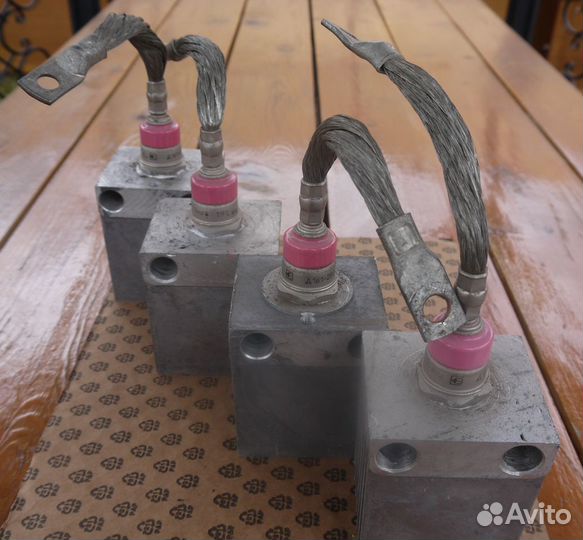 Диоды Д161-250-12 на радиаторах