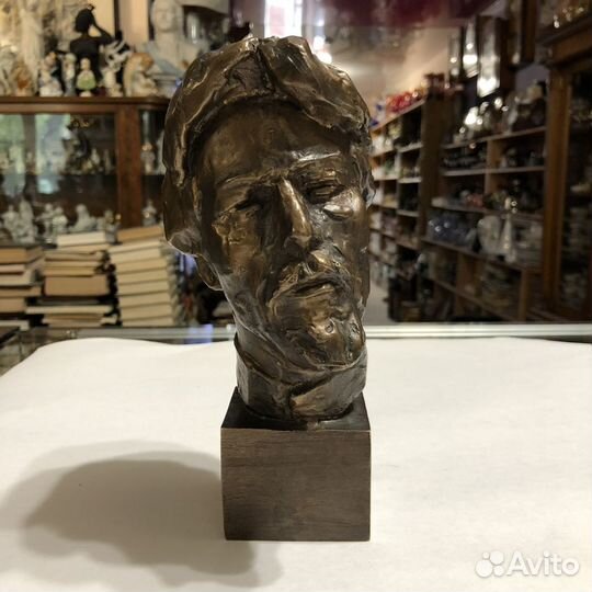 Бюст А. П. Чехов