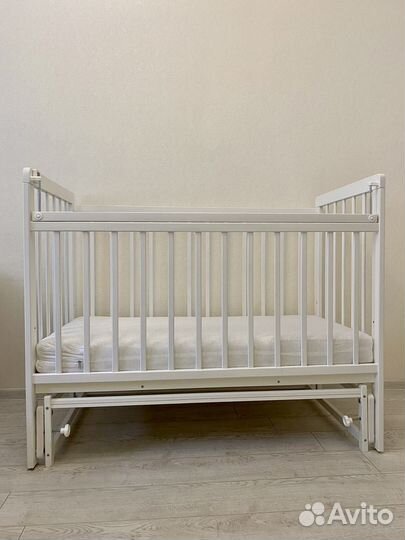 Детская кроватка с маятником