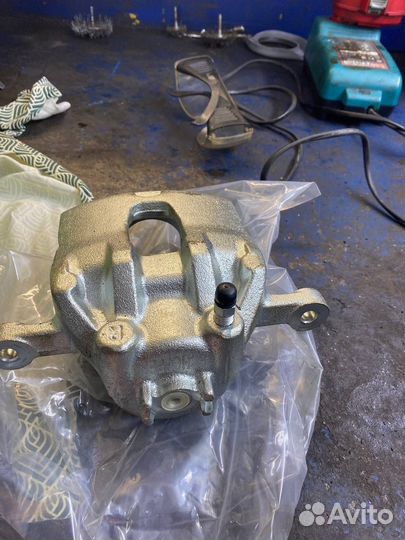 Суппорт передний правый hyundai solaris