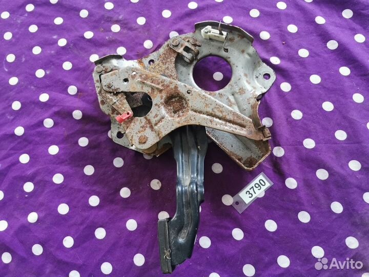 Педаль стояночного тормоза