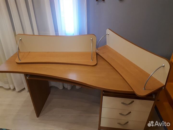 Письменный стол для школьника с полками