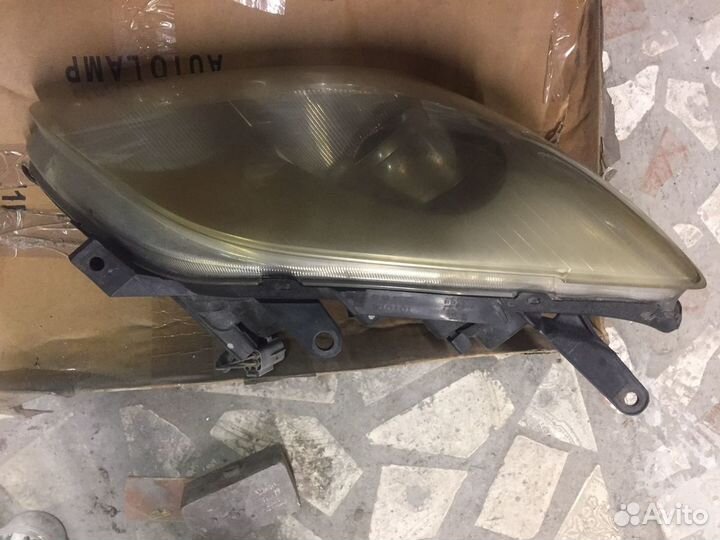 Toyota avensis фара