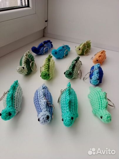 Вязанные брелки игрушки