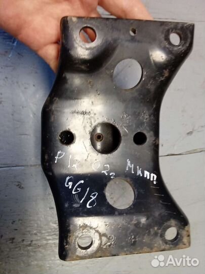 Крепление подушки МКПП на nissan Primera p12