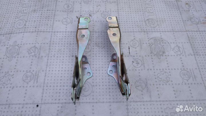 Петля капота Hyundai Solaris 1