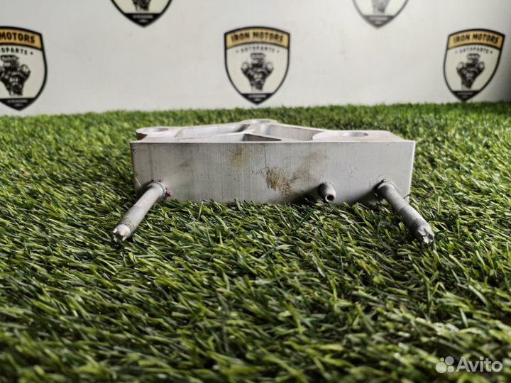 Кронштейн Audi S8 4H2 cgta 2012