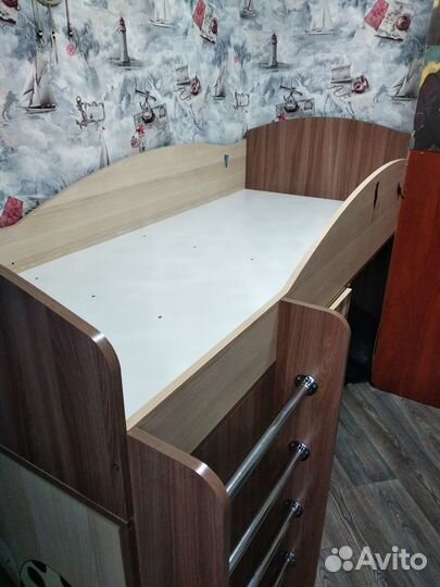 Детский уголок: кровать, стол, шкаф три в одном