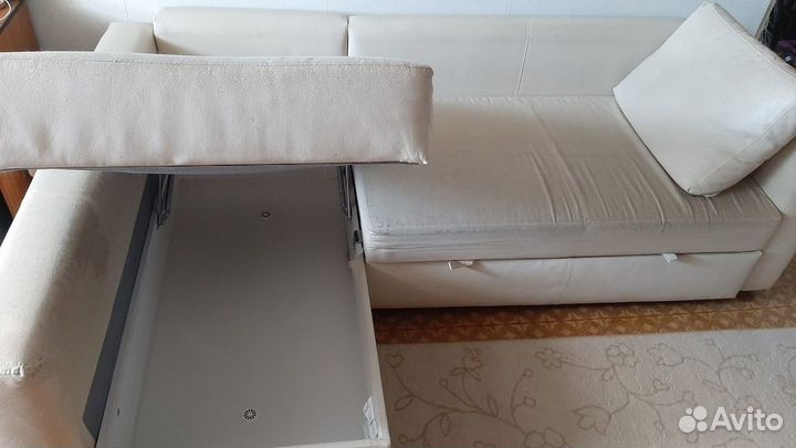 Диван угловой белый