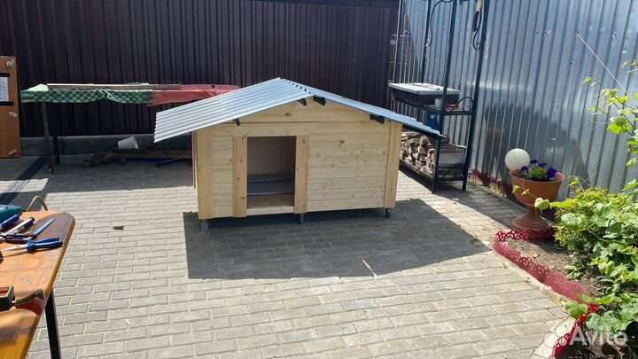 Домик для собаки на металлическом каркасе