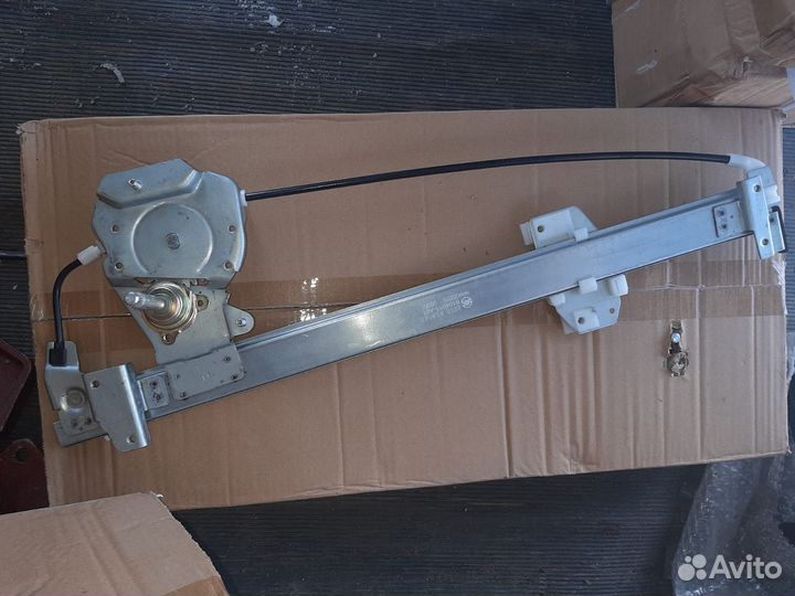 Стеклоподъемник двери левый (механический) 610401