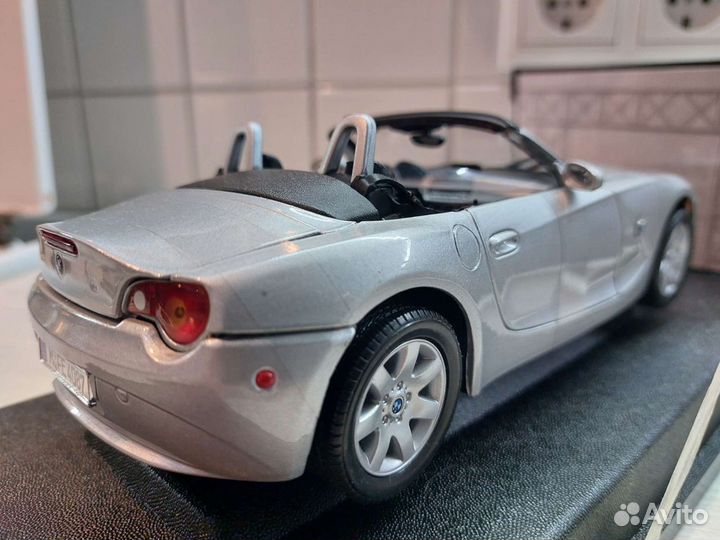 Модель BMW Z4 Roadster 1:18