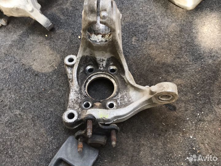 Кулак передний правый Volkswagen Passat B6 B7 Audi