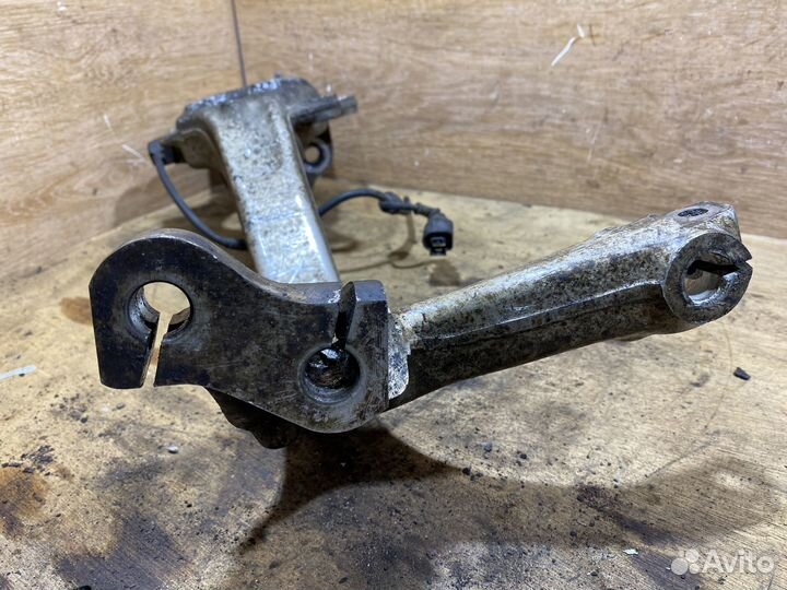 Поворотный кулак правый Audi A4 B7 X128