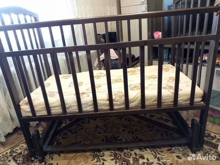 Детская кроватка с маятником