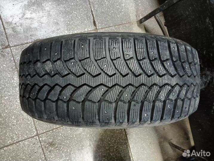 Bridgestone Blizzak Spike-01 235/55 R17 103T