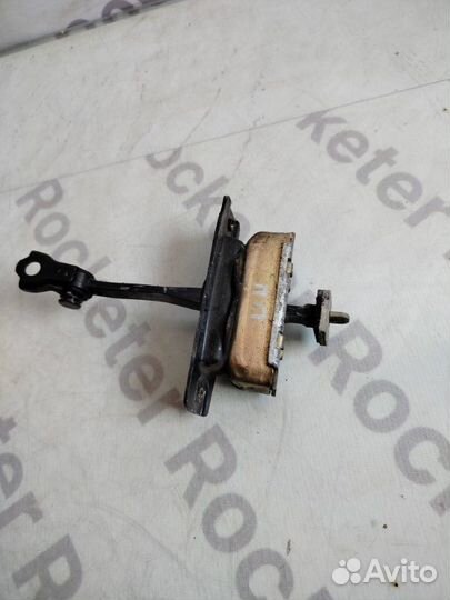 Ограничитель двери передний правый Nissan Fuga