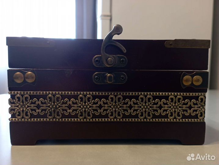 Деревянная шкатулка